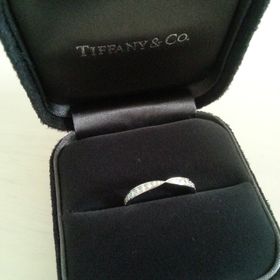 【ティファニー(Tiffany & Co.)の口コミ】 婚約指輪とのセットでのポスターを見て一目惚れでした。
何種類か試してみ…