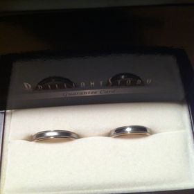 【Brilliant Story(ブリリアントストーリー)】の口コミ 指輪は、デザインもいろんなのがあり迷いましたが、2人が試着してみて違和...