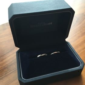 【銀座ダイヤモンドシライシの口コミ】 石の入り方が素敵だったのと、指が太いので細く見えるかなと思った。
夫は…