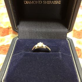 【銀座ダイヤモンドシライシの口コミ】 ダイヤの輝きが増す構造の立て爪の土台で、サイドにメレダイヤがついてい…