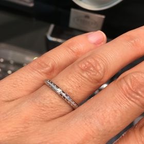 【エクセルコダイヤモンド(EXELCO DIAMOND)の口コミ】 ミル打ちがキラキラしていてとても可愛かったです。
遠くから見たらシンプ…