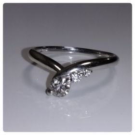 【ケイウノ ブライダル(K.UNO BRIDAL)の口コミ】 流れ星を模したかなり深いＶ字の形のリングを見て、普段使いもできるよう…