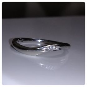 【ケイウノ ブライダル(K.UNO BRIDAL)の口コミ】 婚約指輪のデザインに合い、さらには男性の指にはめてもそこまで違和感が…