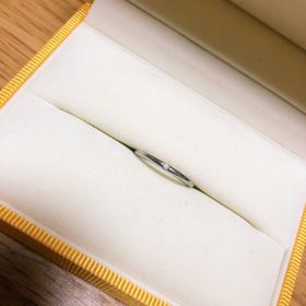 【ケイウノ ブライダル(K.UNO BRIDAL)の口コミ】 婚約指輪と重ね付けできるシンプルな指輪を探していました。
重ね付けして…