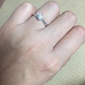 【俄(にわか)の口コミ】 オーソドックスなデザインの婚約指輪だと、なかなかつけることもなくなり…