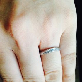 【Something Blue(サムシングブルー)の口コミ】 試着時：派手なダイヤなどがないシンプルで、指を細く見せてくれるカーブ…