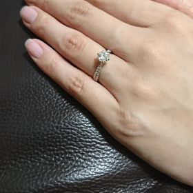 【宝寿堂(ほうじゅどう)の口コミ】 一番の決めてはやはりダイヤそのものの部分でした。
宝石の卸しということ…