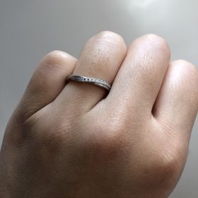 【銀座ダイヤモンドシライシの口コミ】 婚約指輪との重ね付けをしたときのフィット感、指が綺麗に見えるデザイン…