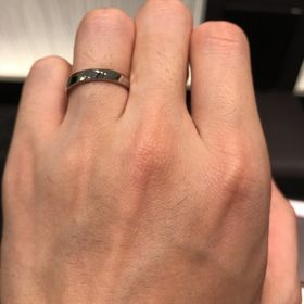 【ラザール ダイヤモンド(LAZARE DIAMOND)の口コミ】 まず、デザインがカッコ良かったからです。良くある丸い結婚指輪としての…