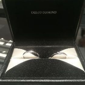 【エクセルコダイヤモンド(EXELCO DIAMOND)の口コミ】 僕は普段指輪をしないので、シンプルで、指に違和感のないものを
彼女は婚…