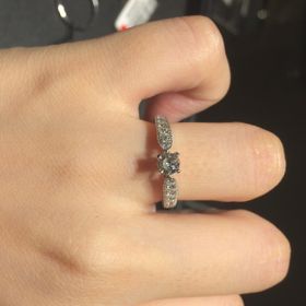 【エクセルコダイヤモンド(EXELCO DIAMOND)の口コミ】 予算的には多少オーバーしましたが、個性的なデザインに惹かれました。中…