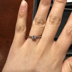 【ラザール ダイヤモンド(LAZARE DIAMOND)の口コミ】 どの角度から見てもダイヤモンドがより一層綺麗に見えるように、光が入り…