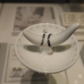 【銀座ダイヤモンドシライシの口コミ】 三件目に回ったこちらのお店で、いろんな指輪の種類があり、わたしの指の…