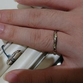 【Something Blue(サムシングブルー)の口コミ】 女性男性とも二人にあったデザインだったのと、リングの中にブルーサファ…