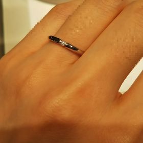 【アイプリモ(I-PRIMO)の口コミ】 シンプルなデザインを探していました。ダイヤが真ん中にあるメレタイプは…