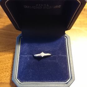 【銀座ダイヤモンドシライシの口コミ】 一粒ダイヤの婚約指輪じゃ物足りない感じがしていたので、周りにもたくさ…