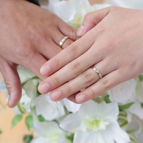 【ケイウノ ブライダル(K.UNO BRIDAL)の口コミ】 長く毎日つけるものなので、シンプルなデザインのものを探していました。
…