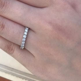 【アネリディギンザ(ANELLI DI GINZA)の口コミ】 シンプルで細めのラインであるハーフエタニティリングです。ちょうど探し…