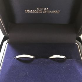 【銀座ダイヤモンドシライシの口コミ】 シンプルなデザインを希望して指輪選びをしていました。斜めにラインが彫…