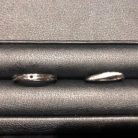 【エクセルコダイヤモンド(EXELCO DIAMOND)の口コミ】 男性のほうはブラックダイヤの入った指輪は珍しく、形もきれい目だったの…