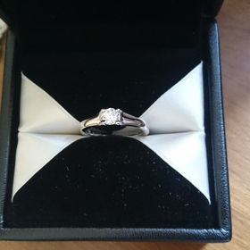 【エクセルコダイヤモンド(EXELCO DIAMOND)の口コミ】 太めのリングで4つ爪のデザインものを探していました。また、購入するダイ…