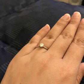 【アイプリモ(I-PRIMO)の口コミ】 ダイヤモンドが引き立つシンプルなデザインを、すんなりとお勧めして下さ…