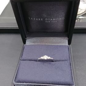 【ラザール ダイヤモンド(LAZARE DIAMOND)の口コミ】 試着したとき、ダイヤモンドのキラキラがとてもきれいでした。
両側の小粒…