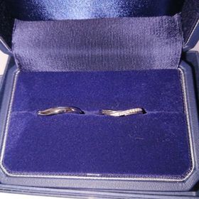 【銀座ダイヤモンドシライシの口コミ】 細身でウェーブのダイヤがついたシンプルな物を探していました。
銀座ダイ…