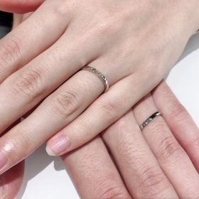 【LAPUR(ラピュール)の口コミ】 プラチナと18Ｋで渋く黒味がかった銀色と
四角くカットされたブラックダイ…