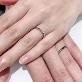 【LAPUR(ラピュール)】の口コミ プラチナと18Ｋで渋く黒味がかった銀色と
四角くカットされたブラックダ...