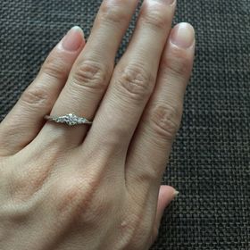 【銀座ダイヤモンドシライシの口コミ】 指が長く細く見える形と、結婚指輪との相性が良かったため。結婚指輪がス…