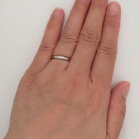 【L'or(ロル)の口コミ】 緩やかなカーブが指をキレイに見せてくれますし、シンプルだけど５つのダ…