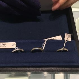 【4℃ BRIDAL(ヨンドシーブライダル)の口コミ】 男女共にシンプルなデザインが多いかなという印象でした。私たちはストレ…