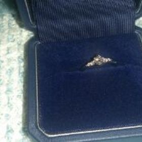 【銀座ダイヤモンドシライシの口コミ】 他の指輪を試着しながら、相手の好みに応じて店長さんが色々調整してくれ…