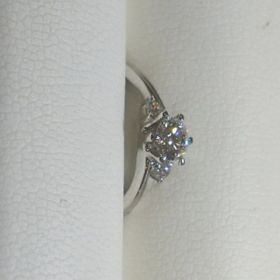 【SUEHIRO(スエヒロ)の口コミ】 中央のダイヤモンド、そしてサイドのダイヤモンド共に質が高く、白い光が…