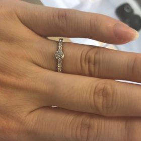 【BRIDGE(ブリッジ)の口コミ】 エレガントなデザインであり、中央のダイヤモンド、まわりのダイヤモンド…