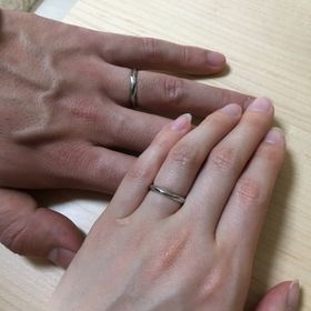 【俄(にわか)の口コミ】 2人で全く同じ形の指輪が良かった為色々と探して、他にはないシンプルなが…