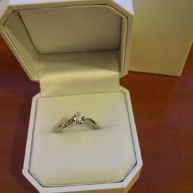 【4℃ BRIDAL(ヨンドシーブライダル)の口コミ】 ストレートタイプではなくカーブがかかっているタイプなので、つけたとき…