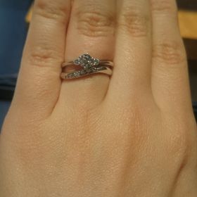 【銀座ダイヤモンドシライシの口コミ】 もともとメレタイプの婚約指輪が欲しく、色々探していました。サイドのダ…