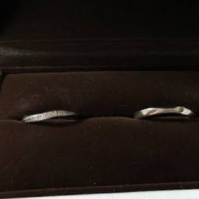 【アイプリモ(I-PRIMO)の口コミ】 二人とも指がふっくらしている為、カーブがかかったこのデザインは指がと…