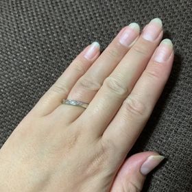 【アイプリモ(I-PRIMO)の口コミ】 指が太いので少しでも指を細く見えるデザインを選んだのと、内側にも石を…