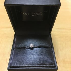 【ラザール ダイヤモンド(LAZARE DIAMOND)の口コミ】 婚約指輪だったので、わたしの昔からのイメージの1粒ダイヤタイプの物で選…