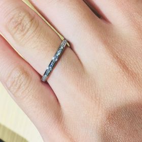 【ROYAL ASSCHER(ロイヤル・アッシャー)の口コミ】 シンプルなストレートラインが魅力のエタニティリングです。多くのメレダ…