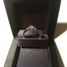 【ラザール ダイヤモンド(LAZARE DIAMOND)の口コミ】 ダイヤモンドの質と輝きで選びました。メインの石の両脇にある飾り石も綺…