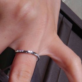 【アイプリモ(I-PRIMO)の口コミ】 左右にダイヤがさりげなくついているので派手すぎずシンプルすぎず使いや…