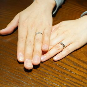 【LEGAN(レガン)の口コミ】 少し、ウェーブがかかっており小さいダイヤが5つほど真ん中に並んでいる指…