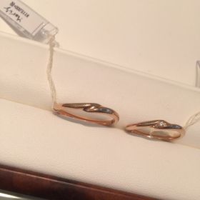 【ナカニワ　ファインダイヤモンドの口コミ】 こちらのリングは手と手を取り合っているようなデザインになっています。…