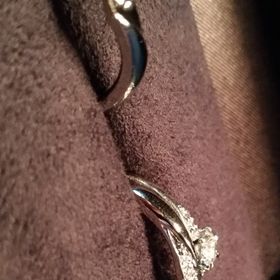 【ラザール ダイヤモンド(LAZARE DIAMOND)の口コミ】 婚約指輪のローズランドに合わせたデザインです。V字になっており指が長く…