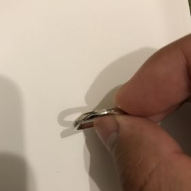 【銀座ダイヤモンドシライシの口コミ】 デザインが良かった。指輪のシャープな湾曲が非常に良く、是非付けてみた…