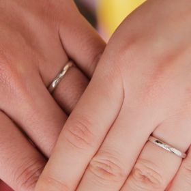 【エクセルコダイヤモンド(EXELCO DIAMOND)の口コミ】 ネットで調べてた時に2人共が第1希望だった指輪でしたが、実際に付けてみ…